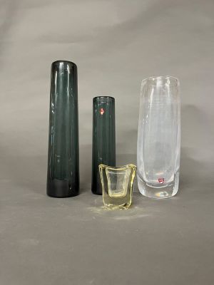 trois vases et un verre sur la table