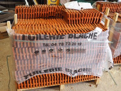 une pile de briques orange empilées les unes sur les autres