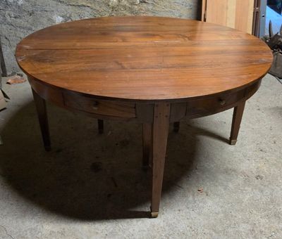 une table en bois posée sur le sol en béton