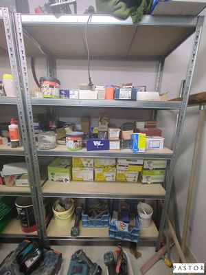 une pièce où les étagères sont remplies d'outils et de matériel