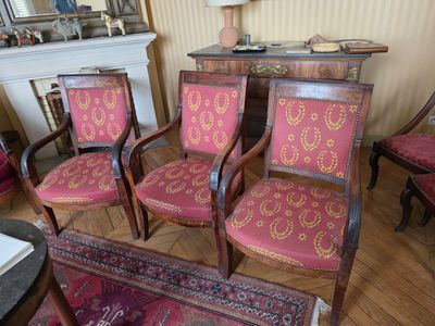 quatre chaises qui se trouvent dans un salon