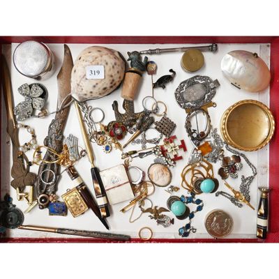 un plateau rouge sur lequel sont disposés de nombreux bijoux