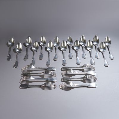 beaucoup de cuillères et de fourchettes en argent sur une table