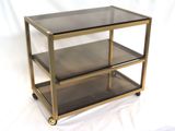 une étagère en verre comportant deux tablettes, sur fond blanc