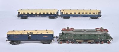 quatre petits trains sont alignés les uns à côté des autres sur une surface blanche