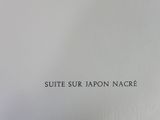 a sign that says suite sur pon nacre on the wall