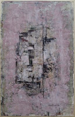 une image représentant un tableau accroché au mur, sur fond rose