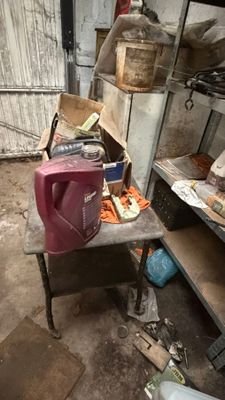 une petite table sur laquelle se trouve un récipient rose