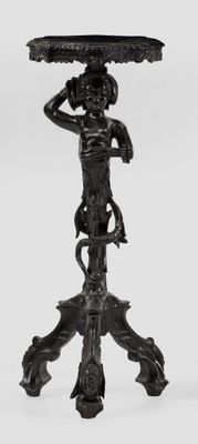 une image représentant une statue de femme tenant un parapluie au-dessus de sa tête