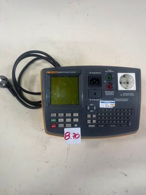 un petit appareil électronique posé sur une table