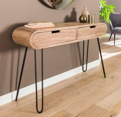 une table en bois avec deux tiroirs et un miroir accroché au mur