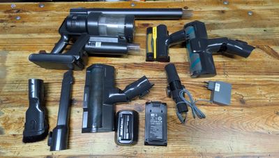 un grand nombre d'outils posés sur une table
