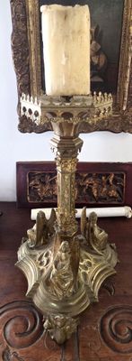 une bougie posée sur une table devant un miroir