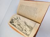 un livre ouvert avec une image de montagne en arrière-plan