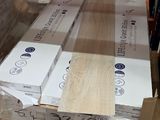 une grande quantité de cartons sur une palette dans un entrepôt
