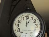 une horloge accrochée au mur