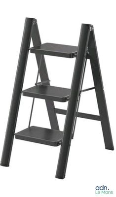 un gros plan d'un tabouret noir sur fond blanc