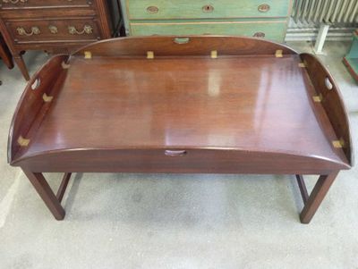 Une table de salon en bois vernis à bords amovibles formant …