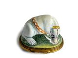 figurine en porcelaine représentant un ours polaire avec une chaîne autour du cou