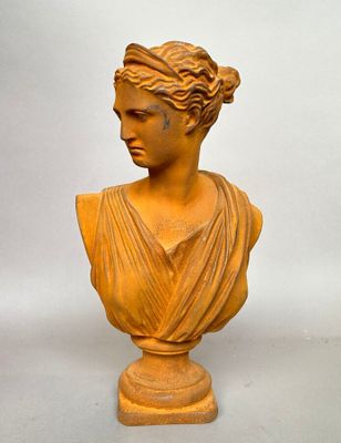 statue d'une femme vêtue d'une robe drapée sur fond blanc