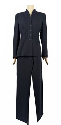 une image représentant une femme en tailleur-pantalon sur un mannequin
