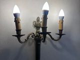 une photo d'une applique murale équipée de trois ampoules