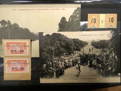 une vieille photo montrant un groupe de personnes debout devant une série de timbres