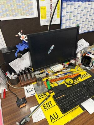 un bureau sur lequel se trouvent un ordinateur, un clavier, une souris et d'autres objets