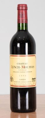 une bouteille de vin posée sur une table
