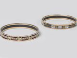 paire de bracelets en or et émail noir sertis de diamants