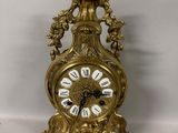 une horloge en or posée sur une table