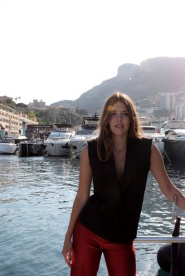 une femme debout sur un bateau dans l'eau