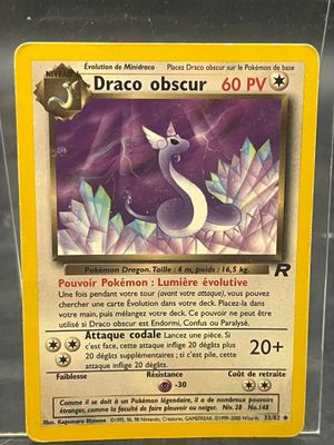 un gros plan d'une carte Pokémon sur fond violet