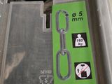 un récipient en plastique contenant une paire de ciseaux