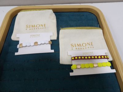 un plateau sur lequel sont posés deux bracelets de couleurs différentes