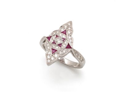une bague en forme d'étoile sertie de diamants et de rubis