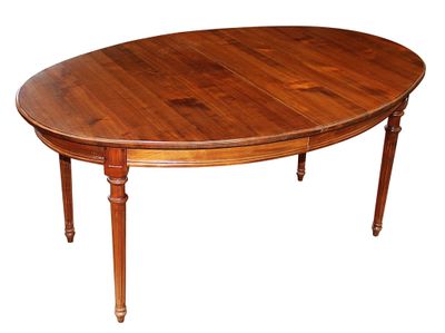 TABLE ovale en bois fruitier mouluré, pieds fuselés et canne…