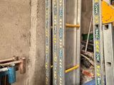 une pièce dans laquelle se trouvent tout un tas d'objets métalliques