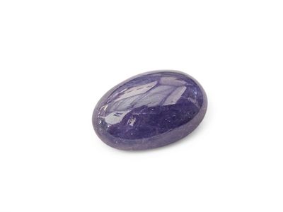 une pierre violette sur fond blanc, posée sur une surface blanche