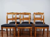 lot de quatre chaises de salle à manger anciennes en chêne, avec des coussins rembourrés bleus