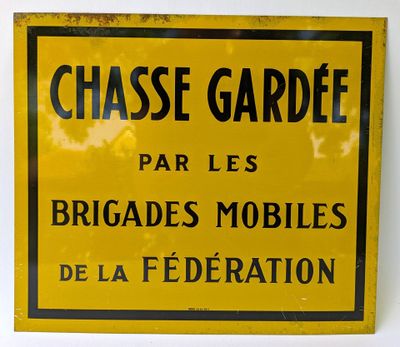 a yellow sign that says chasse gardie