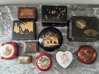 de nombreux types de boîtes décoratives posées sur la table
