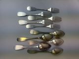 beaucoup de cuillères et de fourchettes en argent sur une table