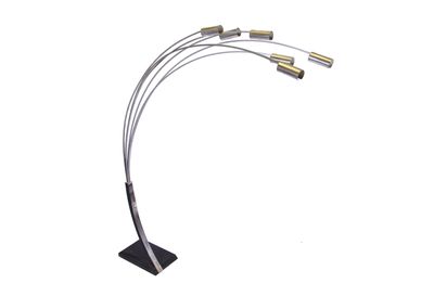 un gros plan d'une lampe posée sur un pied, sur une surface blanche