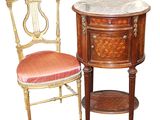 deux chaises et une table placées les unes à côté des autres