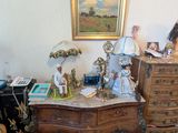 une femme debout dans un salon, avec des cartons par terre