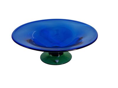 un bol en verre bleu avec un socle vert sur fond blanc