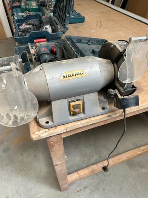 une machine posée sur une table en bois
