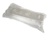 un sachet transparent contenant du savon posé sur une surface blanche