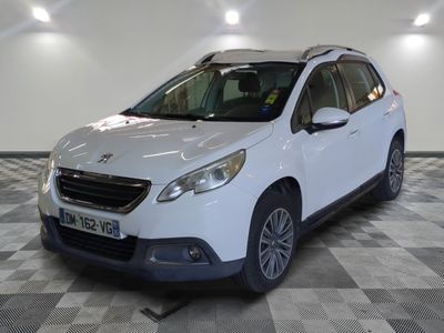 la voiture blanche est garée dans le garage sur le sol en damier